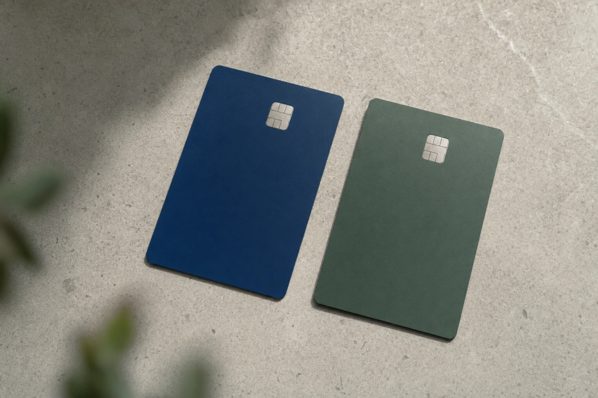 Dwie karty płatnicze obok siebie na jasnym blacie — porównanie PKO BP vs Bank Pekao, konto osobiste 2026.